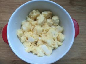 将一少半的馒头丁放进烤碗。