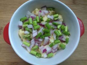 撒上适量洋葱碎、芦笋段。