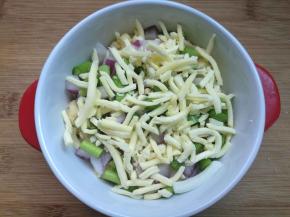 再撒上一层马苏里拉芝士碎。