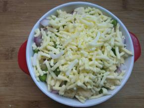 再放一层洋葱碎、芦笋段，最后再放上一层马苏里拉芝士。