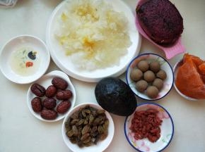 准备好材料，枸杞，桂圆，红枣，葡萄干洗干净