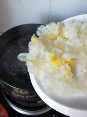 砂锅放满水烧开后加入银耳，皂角米