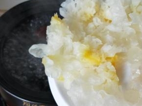 砂锅放满水烧开后加入银耳，皂角米