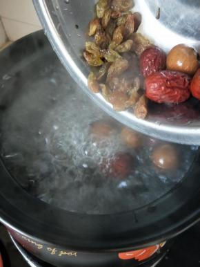 再加入枸杞，红枣，桂圆