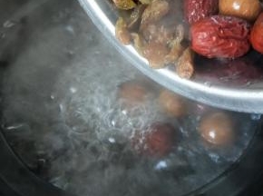 再加入枸杞，红枣，桂圆
