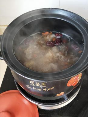 熬制汤汁浓稠，银耳软烂。