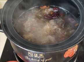 熬制汤汁浓稠，银耳软烂。