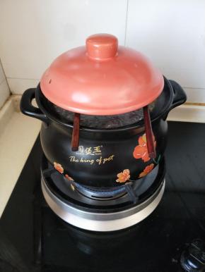 沙锅过上放两根筷子盖上锅盖小火熬煮