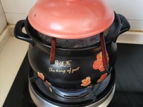 沙锅过上放两根筷子盖上锅盖小火熬煮
