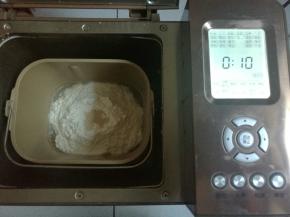 启动面包机和面程序10分钟。