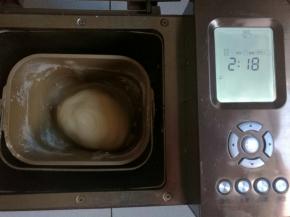 和面结束，揉成光滑的面团，启动面包机甜面包程序。盖上盖子，可以想干啥就去干啥吧！