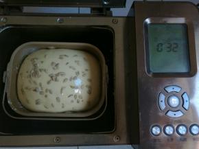 面包二次发酵后，刷上蛋液，撒上瓜子仁。当然，如果你比我还懒，这一步可以省略哈哈～～