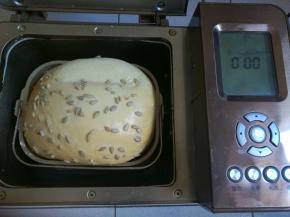 听到面包机蜂鸣音，时间到，面包烤好，立刻出炉。