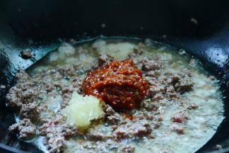 加入剁细的香辣酱，蒜泥继续翻炒。