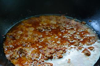 牛肉翻炒出香味后，加入适量的水。小火至收汁。