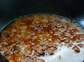 牛肉翻炒出香味后，加入适量的水。小火至收汁。