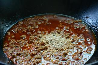 出锅前加入熟白芝麻。