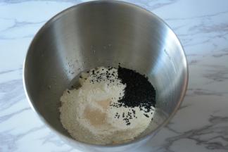 将做面包的材料混合，放入冰箱冷藏半小时。（夏天天气热需要冷藏材料后在制作）