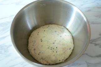 面团揉至光滑，发酵两倍大。