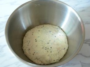 面团揉至光滑，发酵两倍大。
