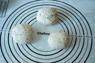 将面团排气分成三等份。