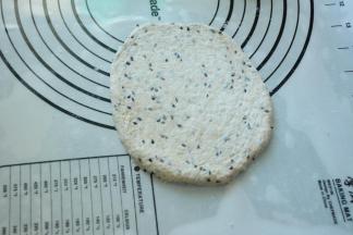 取一份面团擀成宽长条装，边缘薄。