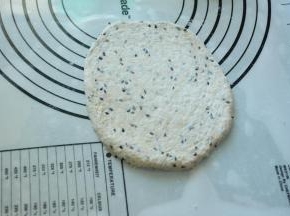 取一份面团擀成宽长条装，边缘薄。