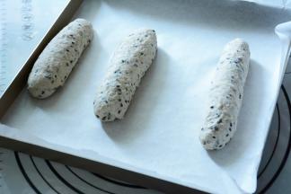 将卷好的面包条放入烤盘，烤箱预热170度。