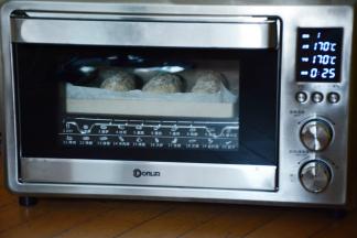 在发酵好的面包条上撒上少许干粉，烤箱170度烘烤25分钟就可以了。