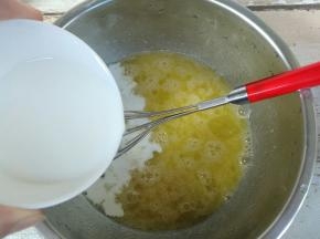 倒入牛奶搅拌均匀。