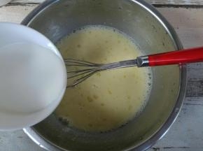加入淡奶油搅拌均匀。