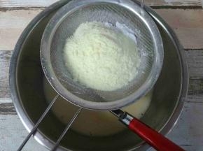 所有粉类混合均匀筛入盆内。