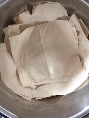 把天喜玫花纸巾平铺在电压力锅内胆中！（没有电压力锅的也可以用电饭煲，纸巾把锅底铺满即可！）