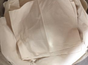 把天喜玫花纸巾平铺在电压力锅内胆中！（没有电压力锅的也可以用电饭煲，纸巾把锅底铺满即可！）