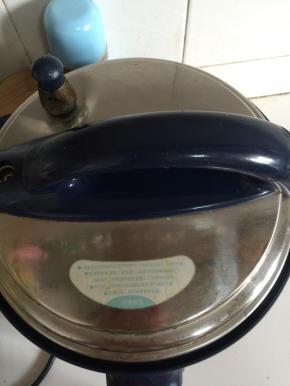 盖紧盖子，插上电源，按煮饭键即可！（我家电压力锅按煮饭键刚好是6分钟。）