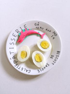 切开看看，里面的蛋黄也是很嫩很嫩的哦！