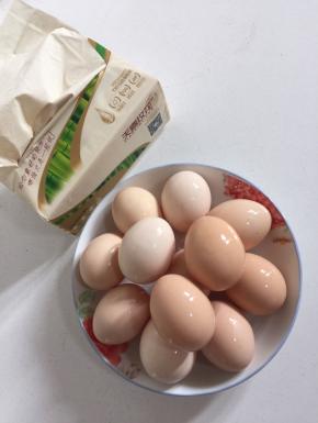准备好所需的材料：天喜玫花纸巾6张，鸡蛋13个清洗干净备用。
