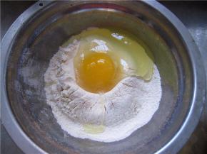 在盆中放入低筋面粉和鸡蛋。
