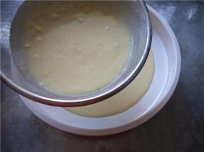 制作好的面糊过一遍筛。