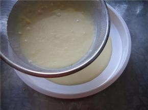 制作好的面糊过一遍筛。
