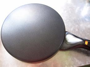 我用的利仁薄饼铛，通电加热3分钟。