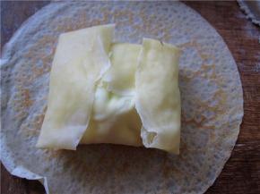 再覆盖上一层奶油，然后把面皮分别由上往下中间折叠，再把左右两边的折叠起来。