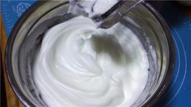 淡奶油中加入白糖，低速搅打至九分发。