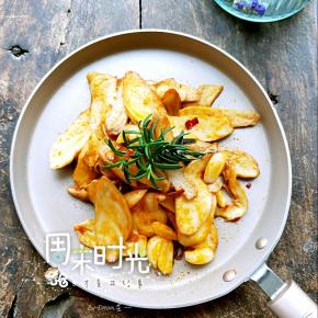 杏鲍菇，因其具有杏仁的香味和菌肉肥厚如鲍鱼的口感而得名。