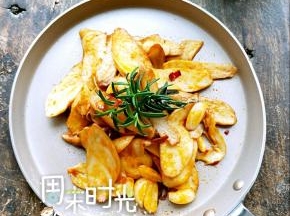 杏鲍菇，因其具有杏仁的香味和菌肉肥厚如鲍鱼的口感而得名。