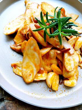 杏鲍菇营养价值非常高，它富含蛋白质和人体必需的八种氨基酸成分，常食能有效提高人体免疫力。