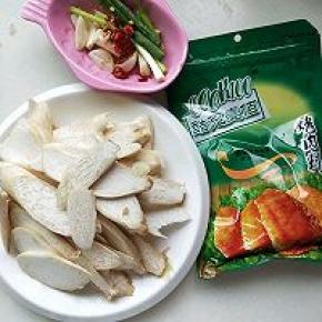 做法:杏鲍菇洗净切片，蒜瓣切开，小米辣切碎，小葱切段。酷克壹佰蜜汁烤肉料40克。