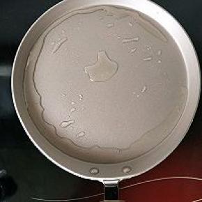 不粘煎锅放少许油