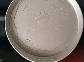 不粘煎锅放少许油