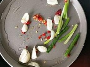 倒入葱蒜小米辣煸出香味